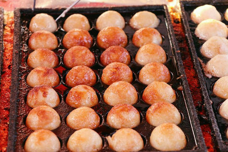 烤章鱼丸是日本小吃照片