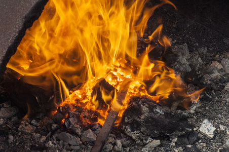 火。燃烧或燃烧, 其中物质与空气中的氧气相结合, 通常发出明亮的光热和烟雾