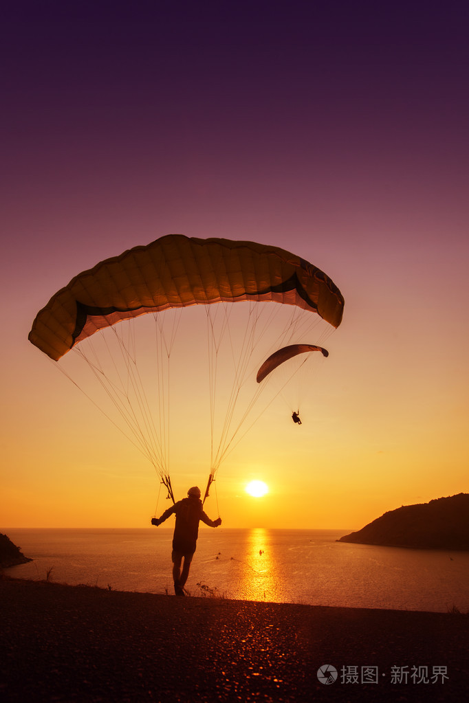 组的跳伞者准备好开始飞行