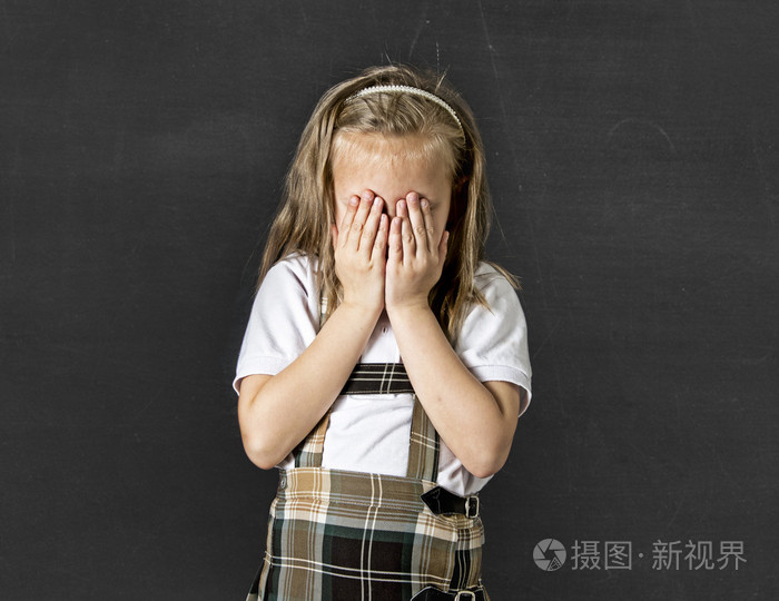 可爱的初中女生金发哭着伤心害羞