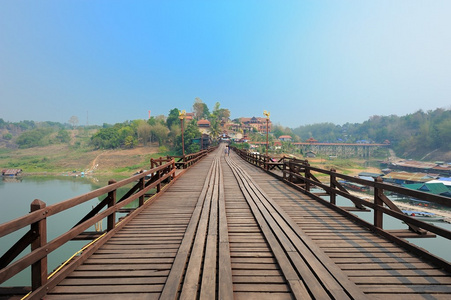 在泰国佈桥