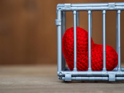 心在笼子里放上一张木桌, 它显示了对自由和爱的封闭.