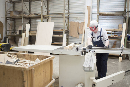 在小家具厂手工制作业务照片