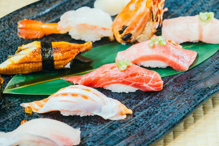 原料和新鲜的三文鱼金枪鱼虾和其他寿司
