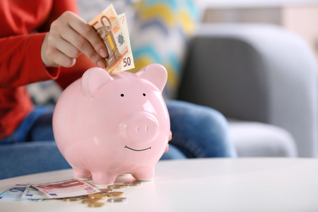 把钱放到存钱罐照片