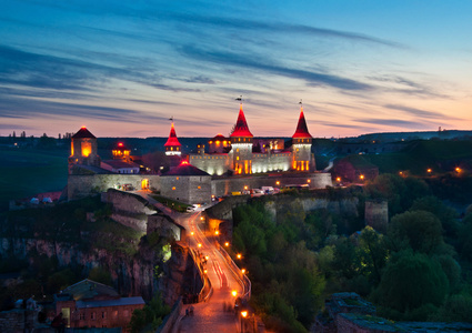 Kamenetz波多斯克在晚上的古老城堡