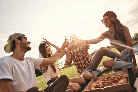 朋友野餐吃披萨