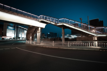 城市人行天桥和道路交叉口的夜景