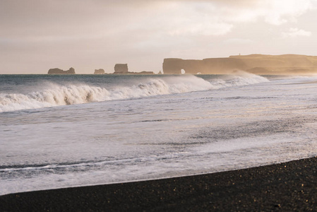 Reynisfjara 海滩和 Cape Dyrholaey 在冰岛