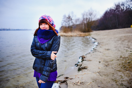 在 sunnt 的秋日湖海滩上年轻漂亮的女孩