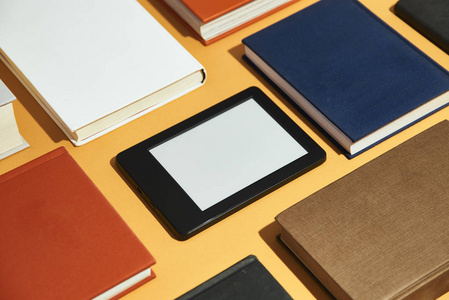 电子书籍放在纸质书中照片