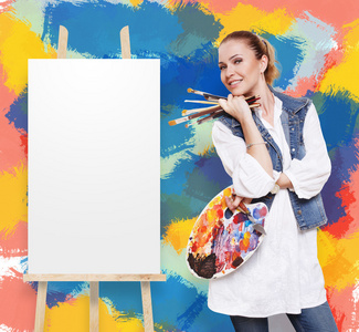 女艺术家用刷子，调色板和副本的空间