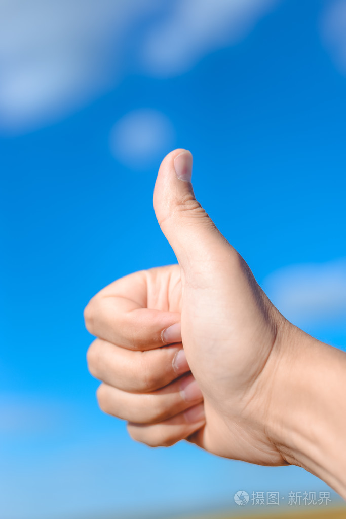 在天空中竖起大拇指