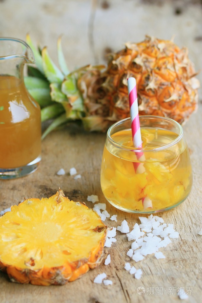新鲜的菠萝汁