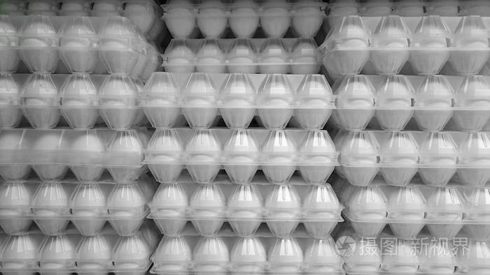 卡车上的鸡蛋托盘的图像。新鲜鸡蛋栈的塑料板条箱
