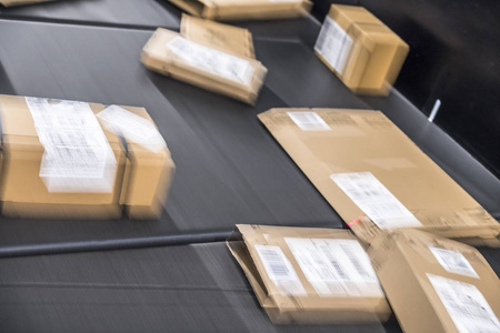 大量的包裹在传送带上照片