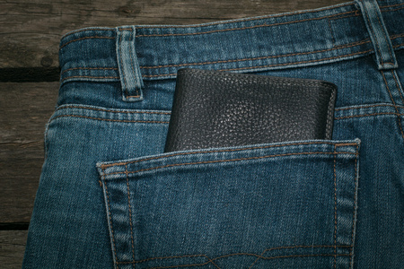 黑色的钱包和蓝色牛仔裤的口袋