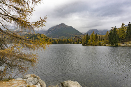 秋天在湖宿萨格勒布。Tatra 山脉斯洛伐克