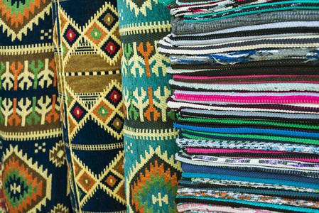 彩色背景条纹图案的 overlocked 装订在地毯或纺织品的颜色彩虹显示纹理的拼接