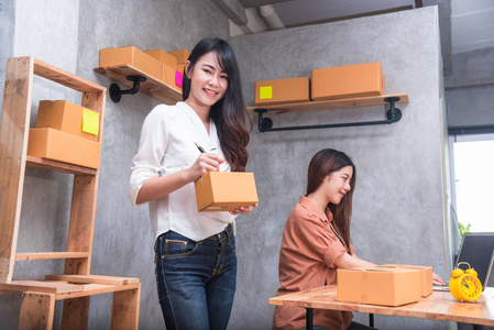 电脑框快乐购物 年轻女孩亚洲智能