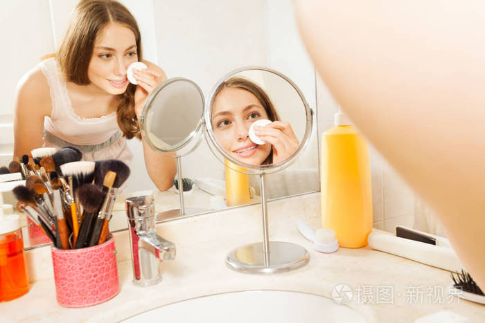 美少女画像在粉房镜子前用棉垫卸妆照片 正版商用图片0ei5dp 摄图新视界 美少女画像在粉房镜子前用棉垫卸妆照片 正版商用图片0ei5dp 摄图新视界