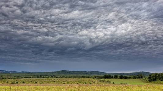 戏剧性的云对匈牙利的景观