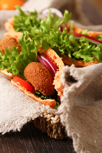 烤肉沙拉三明治新鲜蔬菜上木制皮布拉德  塔中的塔