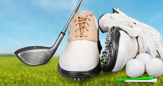高尔夫球鞋和高尔夫俱乐部