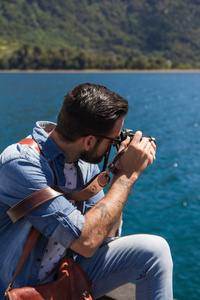 年轻人拍一张照片的湖在阿根廷巴塔哥尼亚