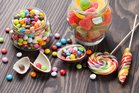 五颜六色的糖果，木制的桌子上