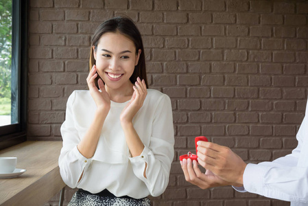 男子举行结婚戒指惊喜的女人