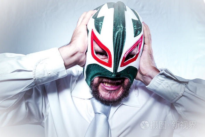 商人穿着墨西哥摔跤手面具