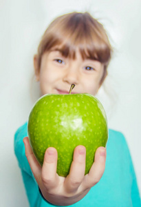 孩子和绿色苹果。选择性焦点