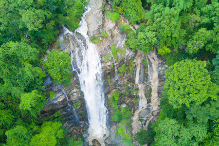 在雨季在 Doi 本产品 Wachirathan 瀑布的鸟瞰图