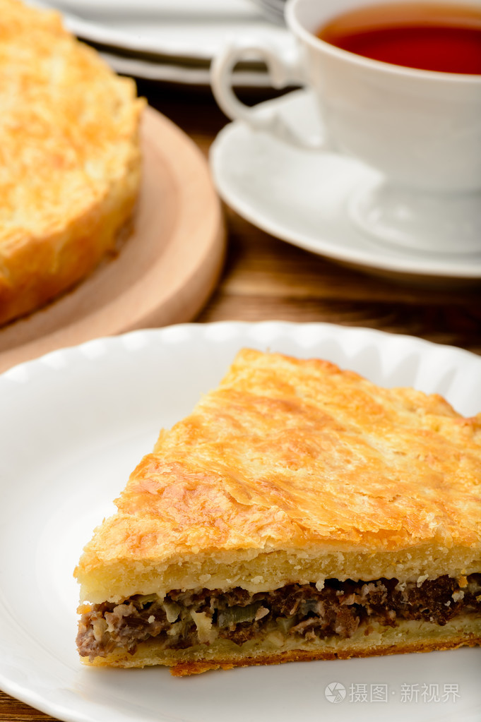 一块用木制的桌子上的碎肉馅饼