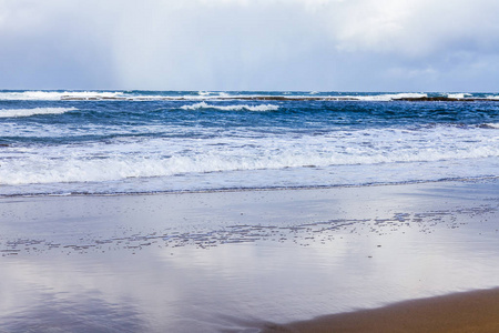 美丽的海湾岸边的沙滩上风景如画的海浪线