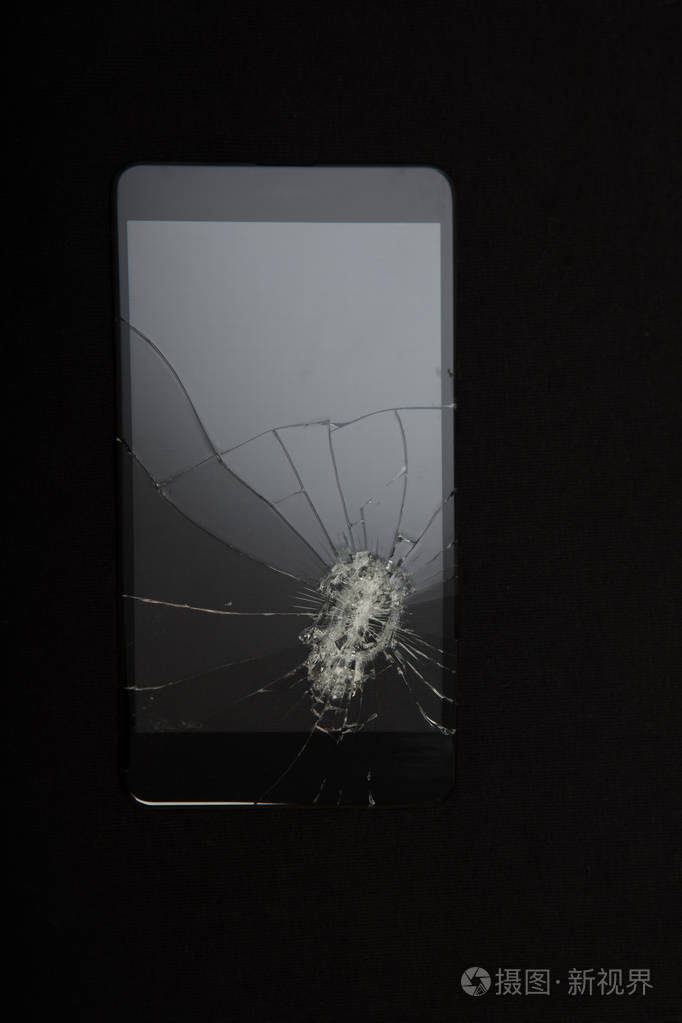 破碎的智能手机屏幕近距离查看