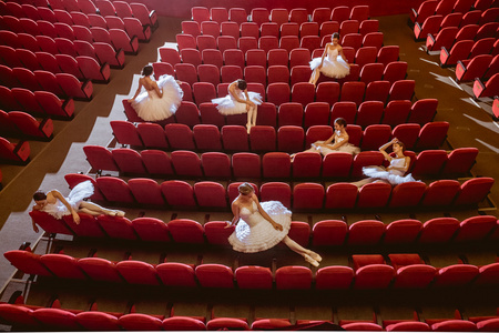 坐在空礼堂剧院的芭蕾舞演员图片