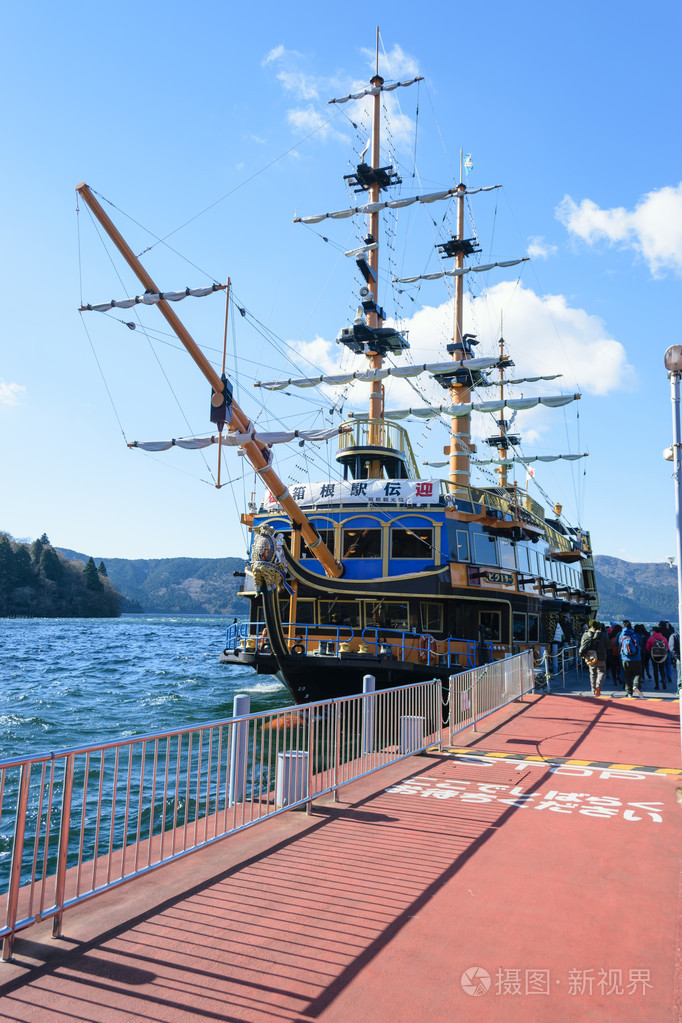 老双桅横帆船在湖