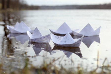 在河中航行的折纸纸船图片