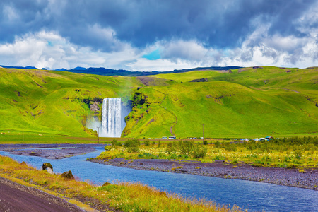 巨大的如诗如画瀑布冰岛