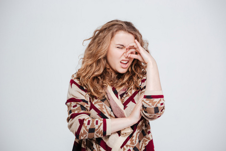 的肖像狗排便下到一只讨厌的猫女人用手显示出的东西覆盖鼻子的肖像