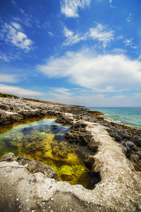 希腊扎金索斯岛上的岩石波尔图瑞玺海滩。