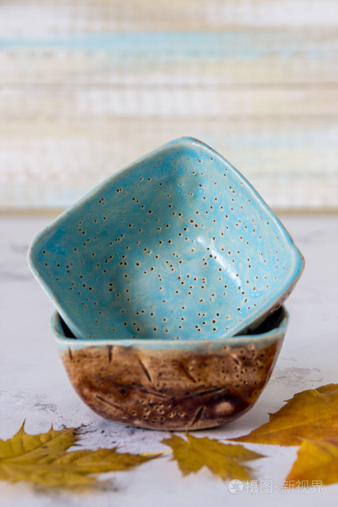 陶瓷碗手工制作粘土杯蓝色和褐色的颜色
