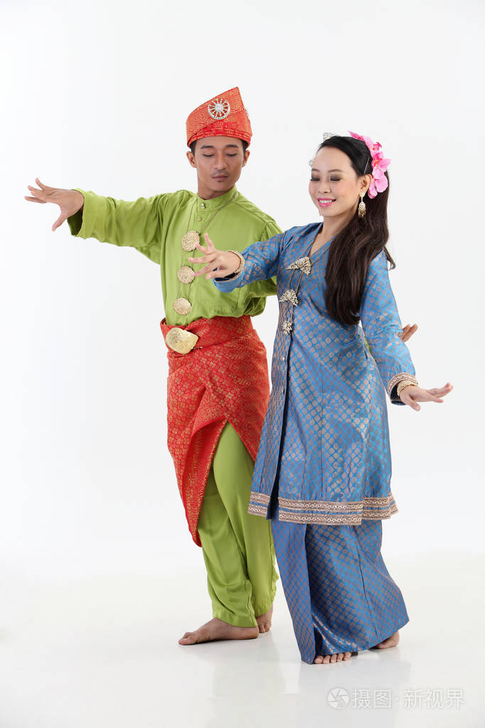 传统服饰中的马来情侣在画室里摆姿势