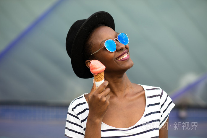 吃冰淇淋的年轻黑人妇女