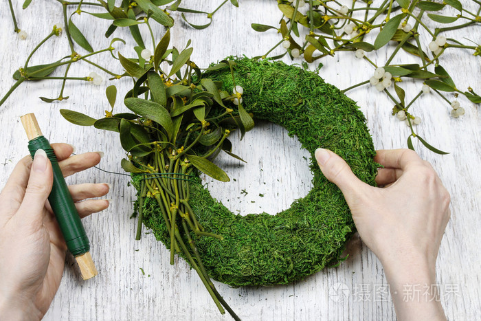 在工作的花店: 女人做槲寄生花圈