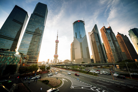 在上海陆家嘴金融中心，中国的道路
