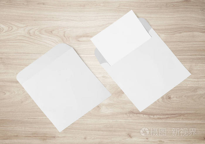 白色信封和明信片上的背景, 顶部视图.