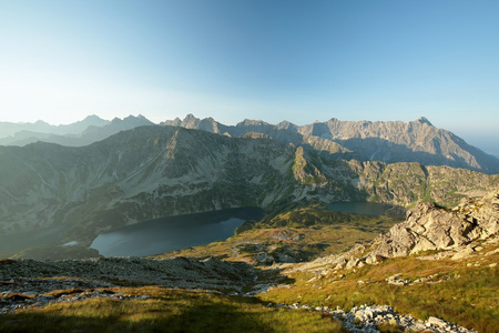 在黎明时越过 tatra 山脉